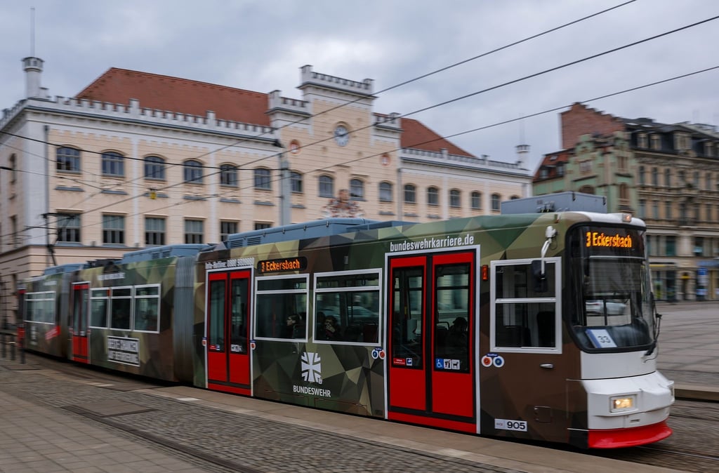 Eine Straßenbahn mit Werbung der Bundeswehr fährt am Zwickauer Rathaus vorbei. (Fotoarchiv)