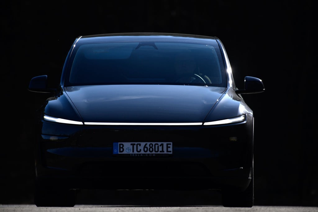 Eine durchgehende LED-Lichtleiste dominiert die Optik der Frontpartie des Tesla Model Y „Juniper“.
