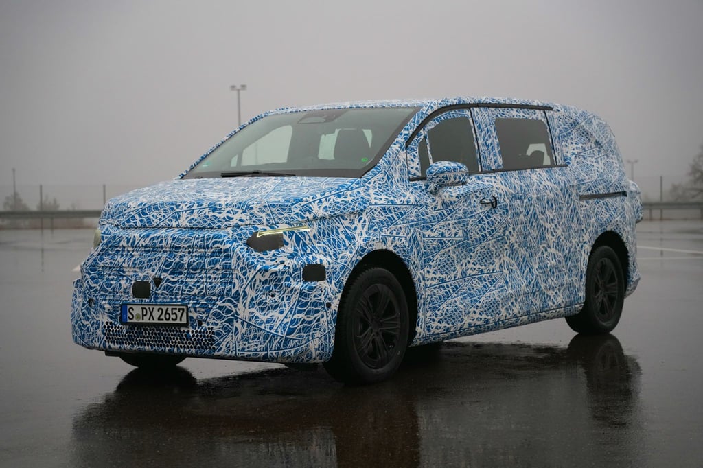 Hier noch in Tarnbeklebung: Mehr als 500 Kilometer Reichweite und wahlweise mit Heck- oder Allradantrieb: die neue Mercedes V-Klasse.