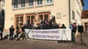 Protestkundgebung vor der Kreisverwaltung in Salzwedel wegen der versuchten Abschiebung einer syrischen Familie am 6. März 2025.