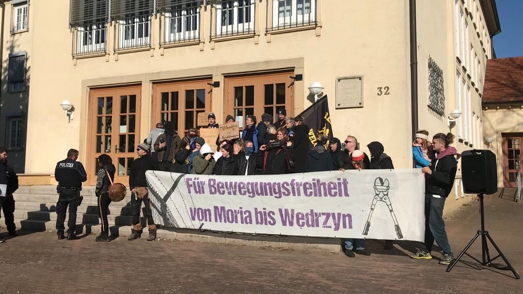Protestkundgebung vor der Kreisverwaltung in Salzwedel wegen der versuchten Abschiebung einer syrischen Familie am 6. März 2025.