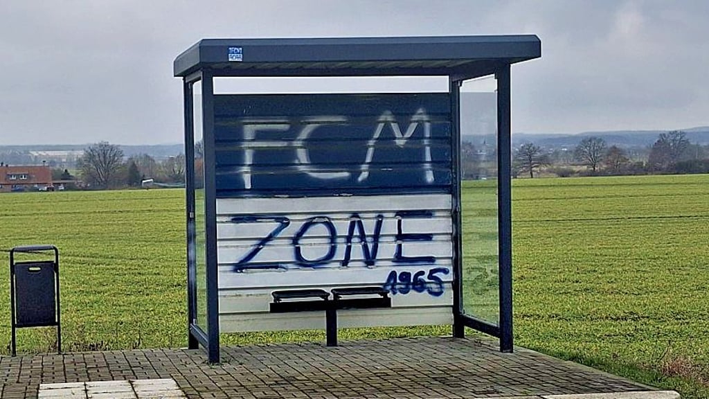 Die Bushaltestelle an der Kreuzung nach Gut Detzel wurde nicht verschont.