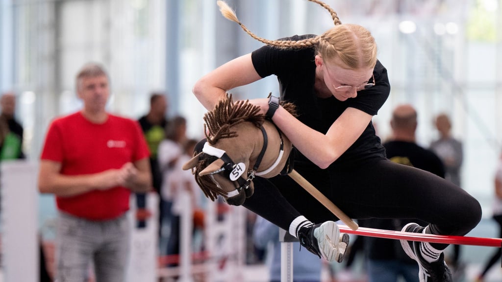 Eine Teilnehmerin bei der Deutschen Meisterschaft im Hobby Horsing. Der örtliche Reit- und Fahrverein bringt die Trendsportart nun auch nach Förderstedt.