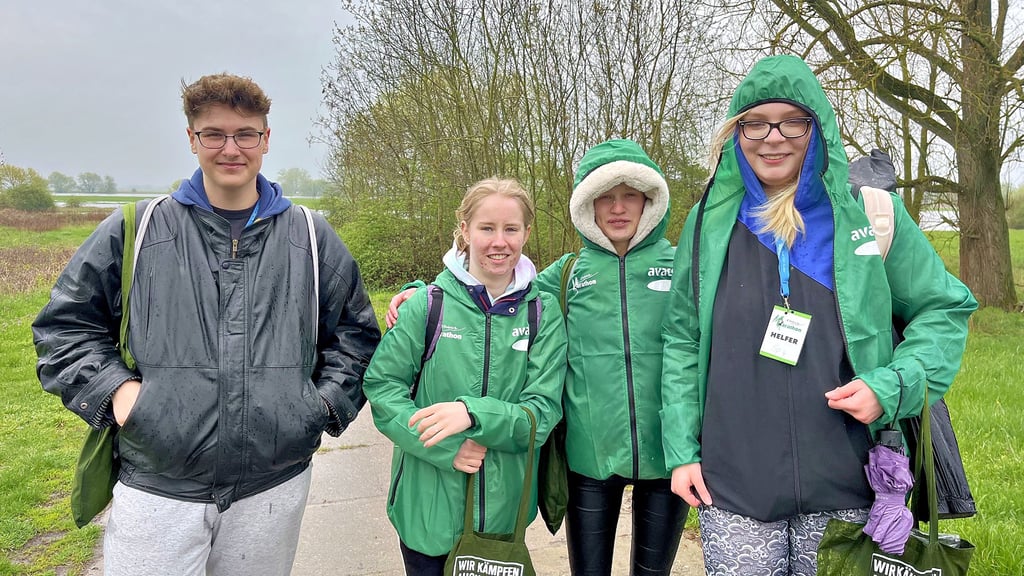 Schüler aus Tangermünde und auch Stendal sind als Helfer beim Laufsonntag willkommen. 2023 waren Alexander Maatz (von links), Hanna Rohde, Jolina Bannier und Jette Kampf vom Diesterweg-Gymnasium dabei.