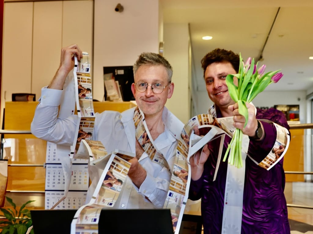 Keineswegs im Eintrittskartendschungel verheddert haben sich Opern-Intendant Walter Sutcliffe (l.) und Ballettdirektor Michal Sedlácek. Schließlich übernehmen sie nicht zum ersten Mal vorübergehend die Theaterkasse – diesmal aber mit einer besonderen Aktion.