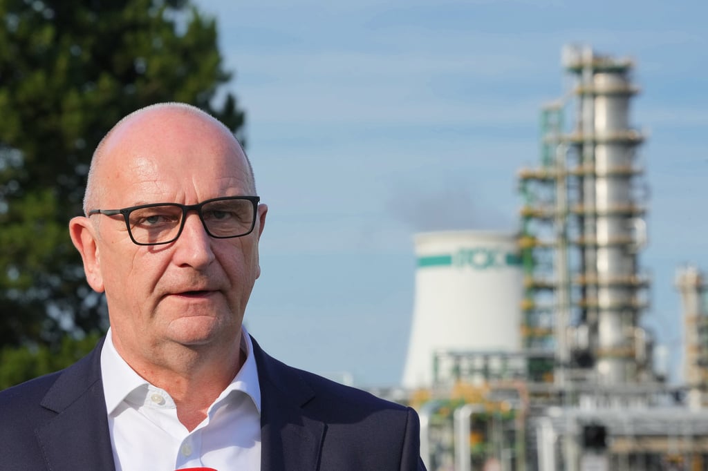 Dietmar Woidke (SPD), Ministerpräsident von Brandenburg, spricht auf dem Werksgelände der PCK Raffinerie GmbH,