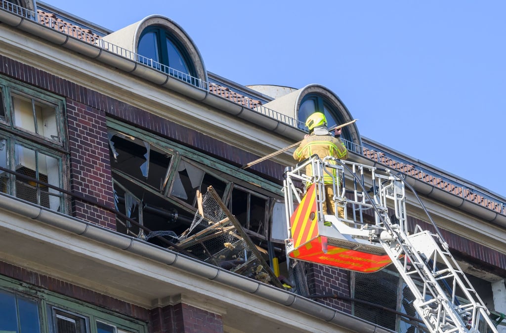 Mehrere Fenster sind durch die Explosion gesplittert.
