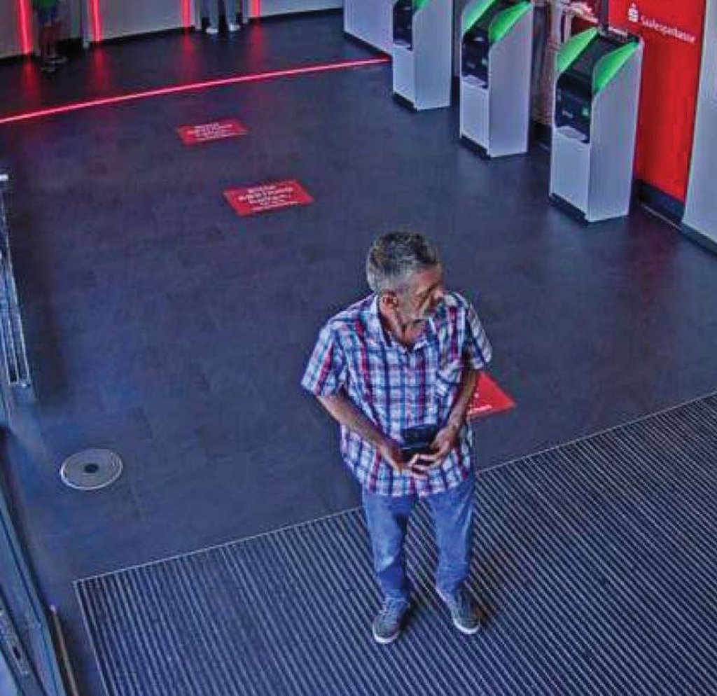 Dieser Mann soll ein Handy aus einer Sparkassen-Filiale in Merseburg gestohlen haben.