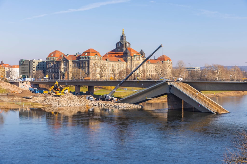 Die zusammengebrochene Carolabrücke in Dresden ist zum Fallbeispiel für marode Infrastruktur in Deutschland geworden.