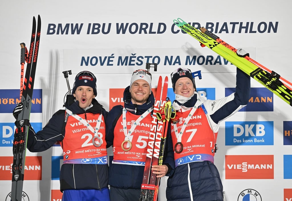 Emilien Jacquelin (M) sicherte sich den Sieg in Nove Mesto.