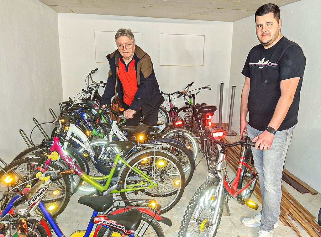 Bodo Zeymer und Niclas Henning im Fahrradkeller des Erich-Kästner-Grundschule in Haldensleben.