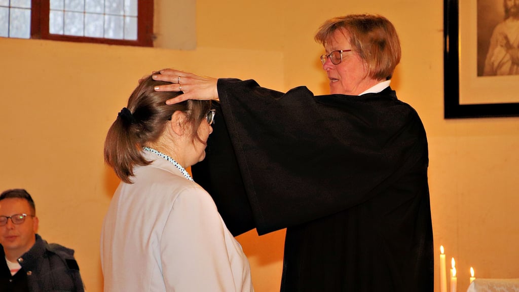 Superintendentin Ute Mertens hat Gemeindepädagogin Margit Vogt von ihrer Verantwortung entpflichtet und ihr den Segen erteilt.