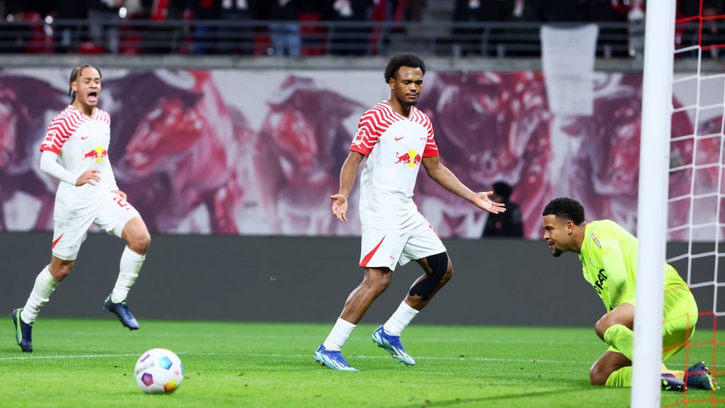 Noah Atubolu (r.) im Hinspiel gegen RB Leipzig.