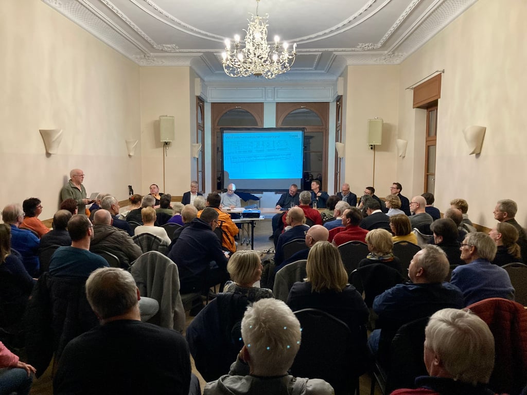 Rund 100 Bürger waren bei der Versammlung des Bürgervereins "Bürger für Ottersleben" zu den Ausbauplänen für den Stadtweg.