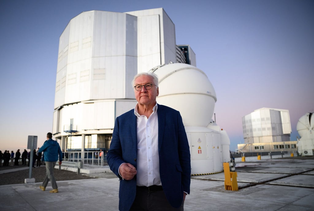 Bundespräsident Frank-Walter Steinmeier kann sich für Weltraumtechnik begeistern.