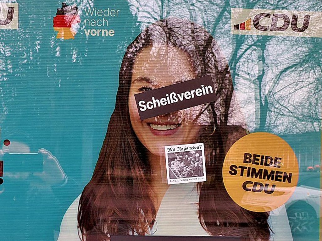 Die Scheibe des CDU-Büros in Bernburg wurde mit Aufklebern wie „Scheißverein“ beklebt.