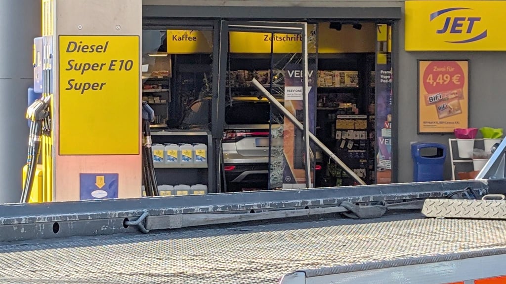 Ein 89-Jähriger ist mit seinem Wagen in den Laden einer Tankstelle in Bad Iburg (Landkreis Osnabrück) gefahren. Dabei wurden der Mann und eine Kundin leicht verletzt.
