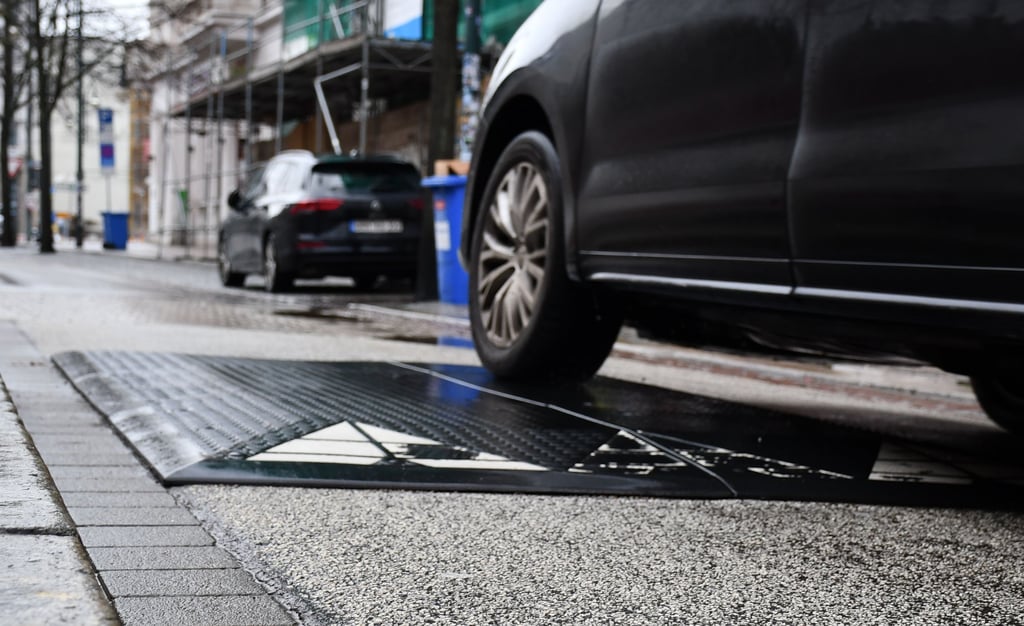 Die als Berliner Kissen bezeichneten Temposchwellen am Hasselbachplatz in Magdeburg sollen laut einem Stadtratsantrag wieder verschwinden.