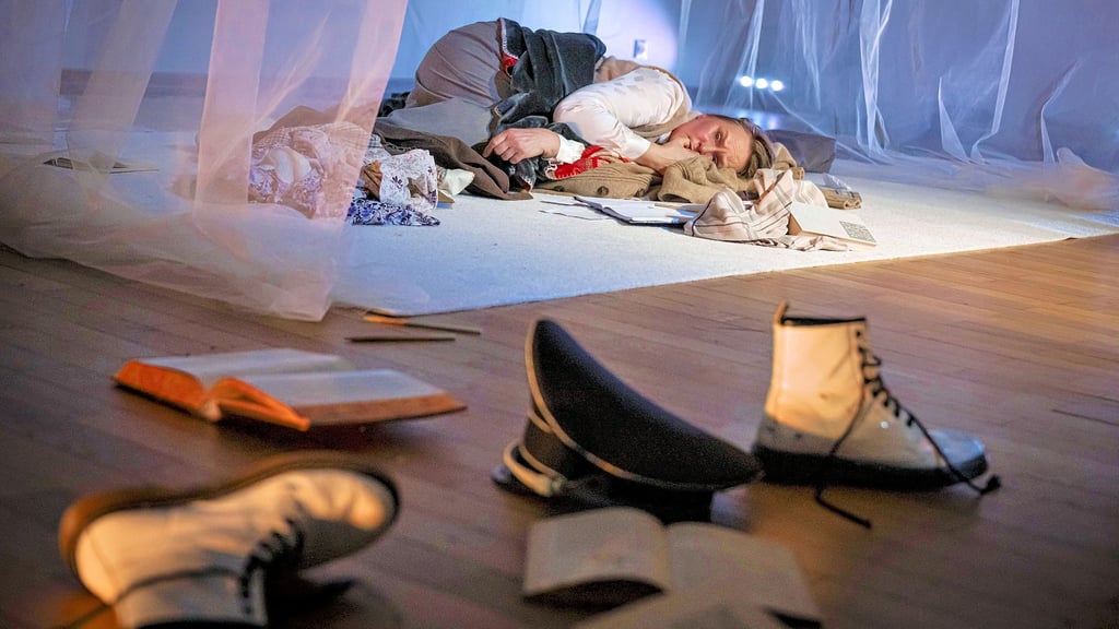 In einem Haus aus wehenden Vorhängen: Anke Berndt als Anne Frank in ihrem Versteck