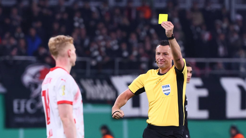 Gelbe Karte von Schiedsrichter Referee Sven Jablonski für Nicolas Seiwald.