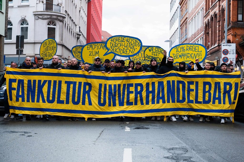 Braunschweiger Fans demonstrieren gegen ihren Teilausschluss vom Niedersachsen-Derby in Hannover.