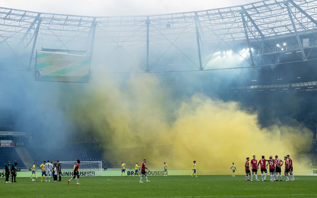 Pyrotechnik beim Fußball-Derby zwischen Hannover 96 und Eintracht Braunschweig.