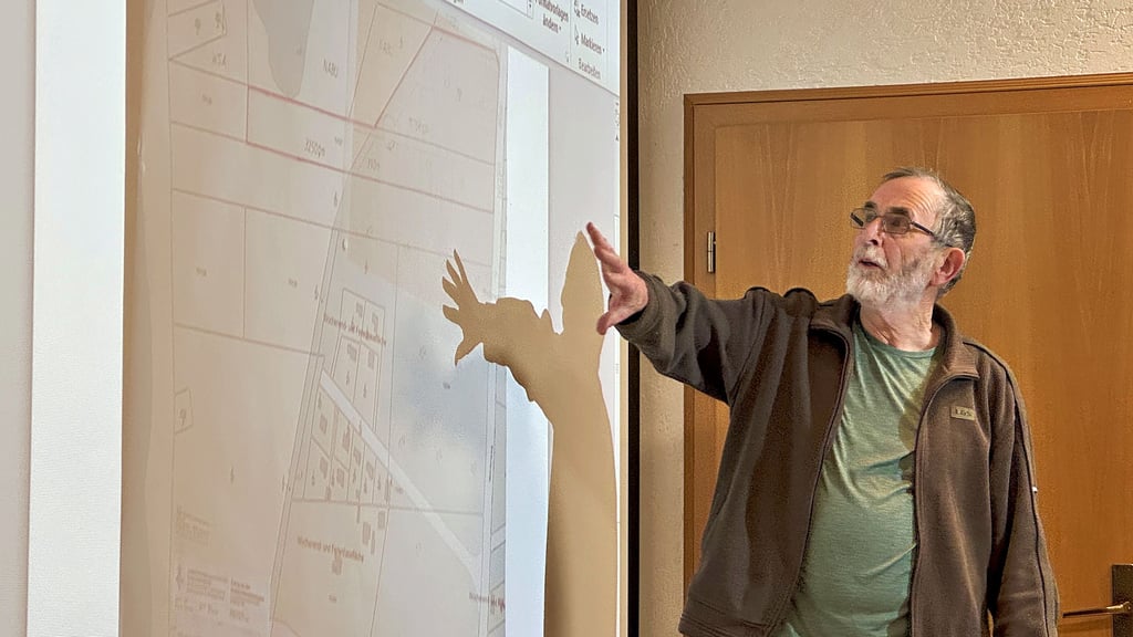 Wolfgang Rust an der Karte der Waldschänke bei Hohenwarthe bei der Sitzung des Bauausschusses.