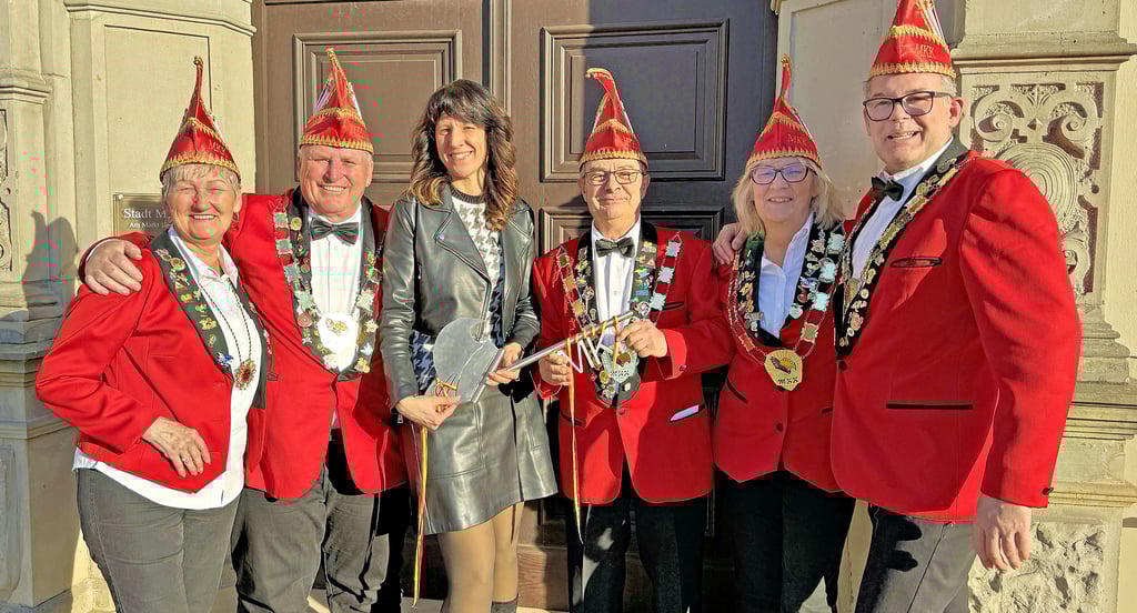Am Aschermittwoch haben Möckerns Narren den symbolischen Rathausschlüssel an die Stadtchefin zurückgegeben. Von links: Sabrina Beck, Frank Steffen, Doreen Krüger, Lutz Hilse, Kathleen Elgert und Wolfgang Bennink.