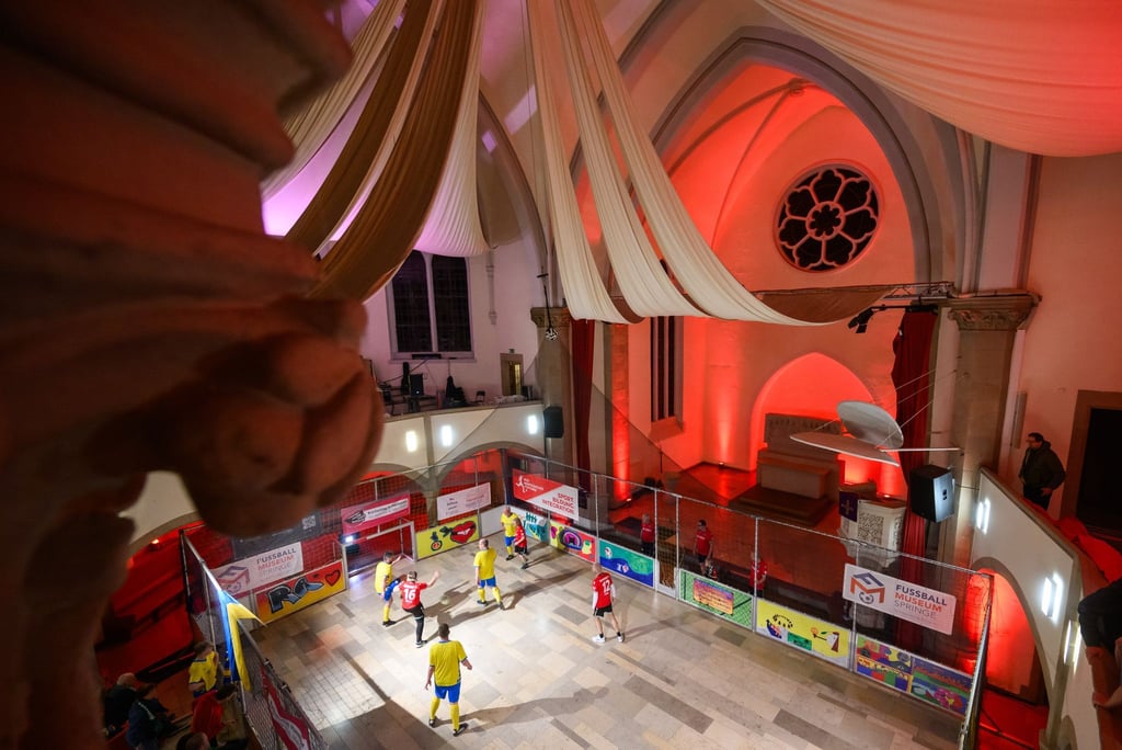 Pastoren und Mitarbeiter der Diakonie aus Hannover und Braunschweig spielten in der Lutherkirche gegeneinander Fußball.