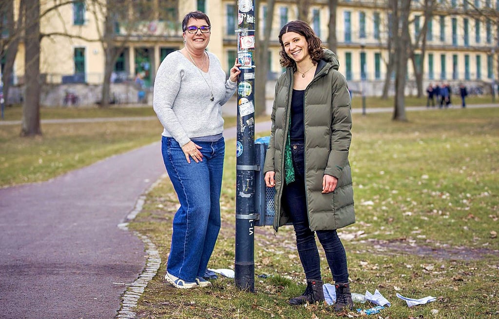 Prof. Gilian Gerke (l.) und Helen Winkel neben einem der vielen Müllbehälter, die auf dem Campus der Hochschule Magdeburg-Stendal zur Verfügung stehen.