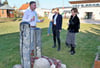 Vereinschef Maik Schnelzer führte die Gäste aus Magdeburg über den „Platz der Generationen“ in Blankenheim.