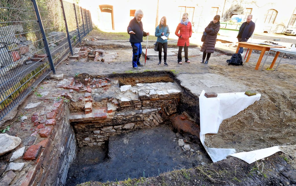 Grabungsleiter Helge Jarecki (li.) erklärt, welche Entdeckungen bei den archäologischen Voruntersuchungen gemacht wurden.