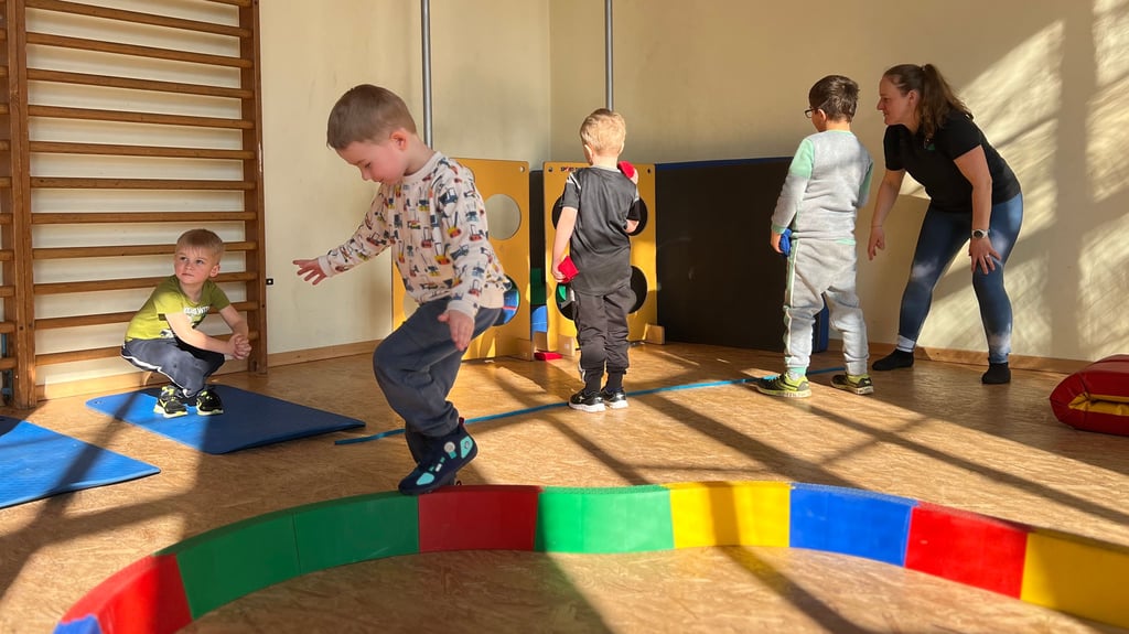 Angeleitet von Verena Melzer durchlaufen die Kinder verschiedene Stationen.