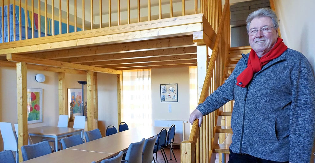 Michael Gilluck, Vorsitzender des Luppenauer Fördervereins, in der neu hergerichteten Pilgerherberge.