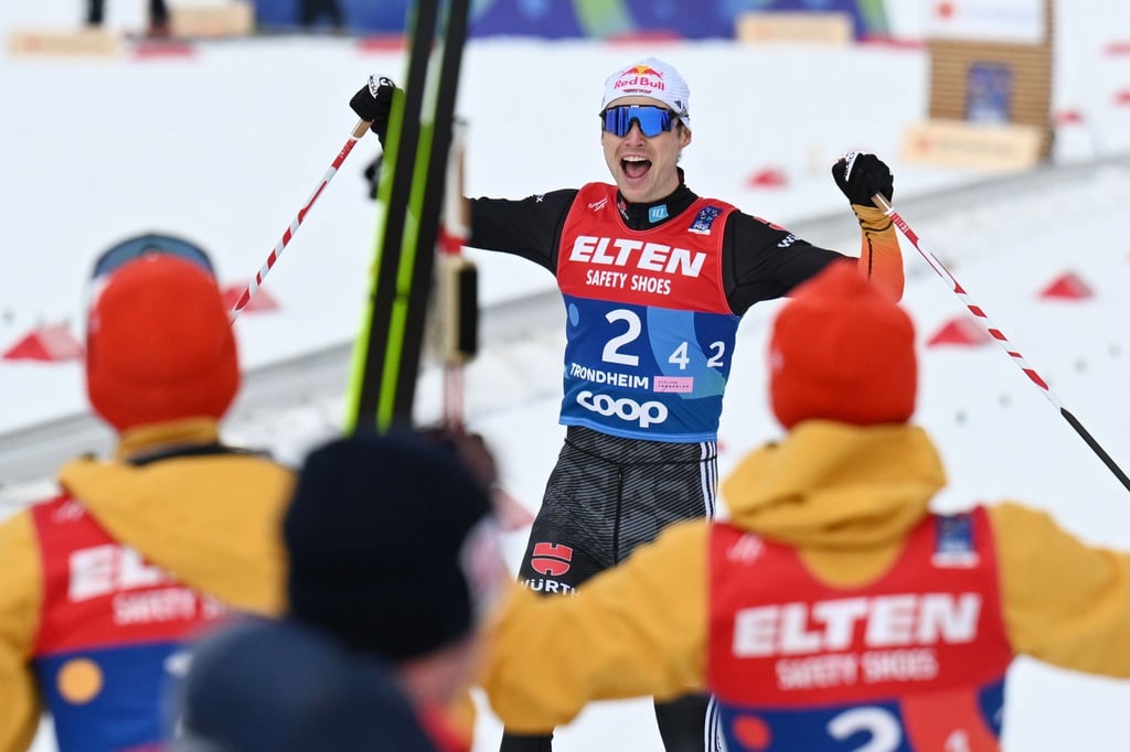 Vinzenz Geiger (M) läuft jubelnd in die Arme seiner Weltmeister-Kollegen.