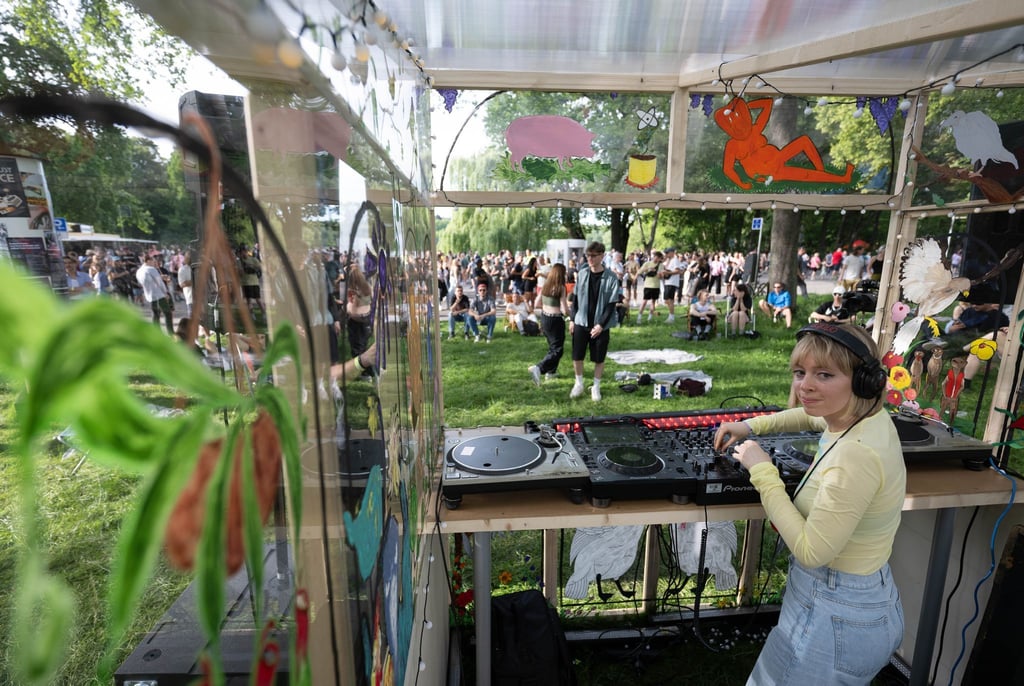 DJ Tereza legt 2024 vor hunderten Besucherinnen und Besuchern auf dem Kosmos Festival in Chemnitz auf (Archivbild).