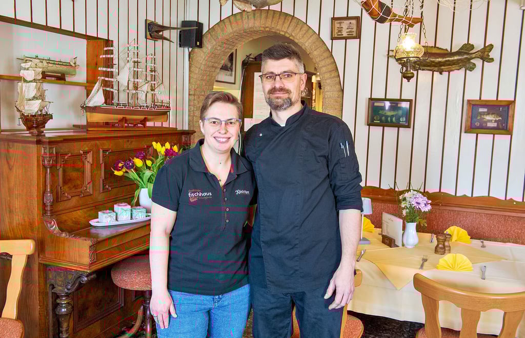 Fischhaus-Pächterin Andrea Fischer und ihr Mann Alexander schauen gemeinsam mit Hoffnung in die Zukunft. Am ersten Advent vergangenen Jahres kam es zu einem verheerenden Brand in ihrem Haus in Burkersroda. Im Fischhaus, das sie Anfang Dezember übernommen hatten, haben sie einiges verändert.