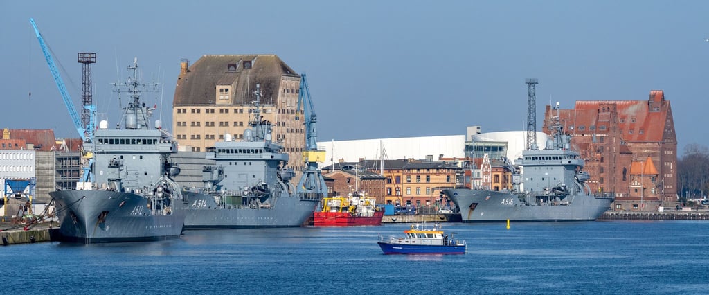 Drei Versorgungsschiffe der deutschen Marine sind für mehrere Tage zu Gast im Hafen Stralsund.