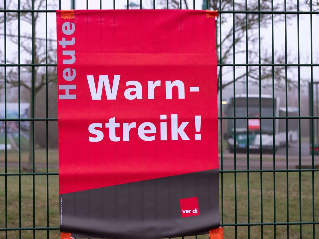 Beschäftigte von Kitas und von Stadt- und Kreisverwaltungen traten in Westbrandenburg in den Warnstreik. (Archivbild)