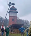 In einer Gemeinschaftsaktion haben die Grimmschen ein neues Nest für Störche auf dem stillgelegten Trafoturm aufgebracht.