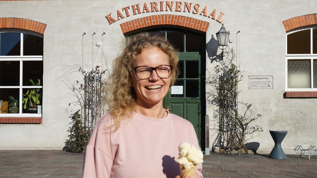 Nicola Bohlein weiß, wie Eismachen geht. Nach dem plötzlichen Tod ihres Vaters übernimmt sie die Eismanufaktur auf der Schlossdomäne Wolmirstedt.