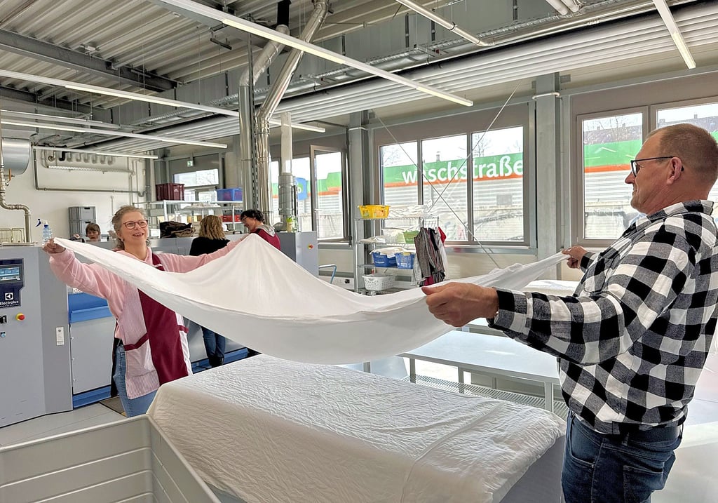 Den Mitarbeitern in der Wäscherei der Lebenshilfe Stendal macht ihre Arbeit Spaß. Viele sind verunsichert, weil sie fürchten, ihre Arbeitsplätze zu verlieren.