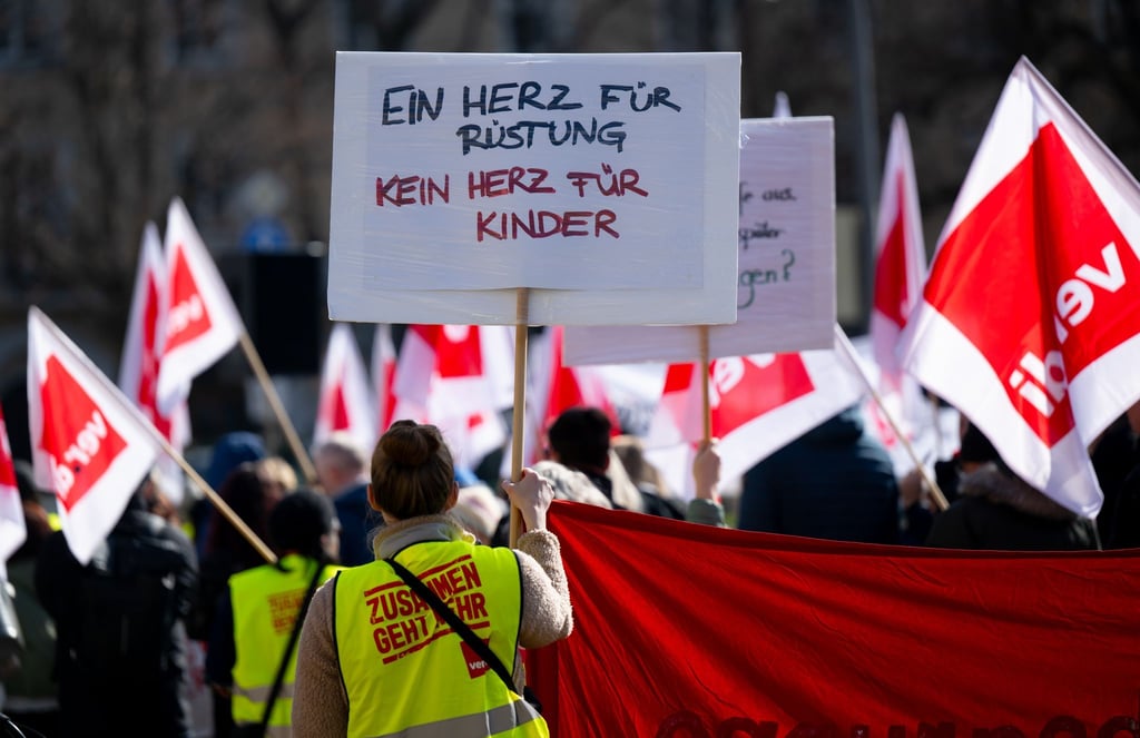 Tausende Beschäftigte gingen heute für eine bessere Bezahlung in Kitas, Kliniken und sozialen Einrichtungen auf die Straße.