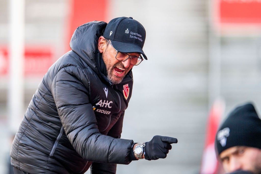 Claus-Dieter Wollitz bleibt Trainer von Energie Cottbus.