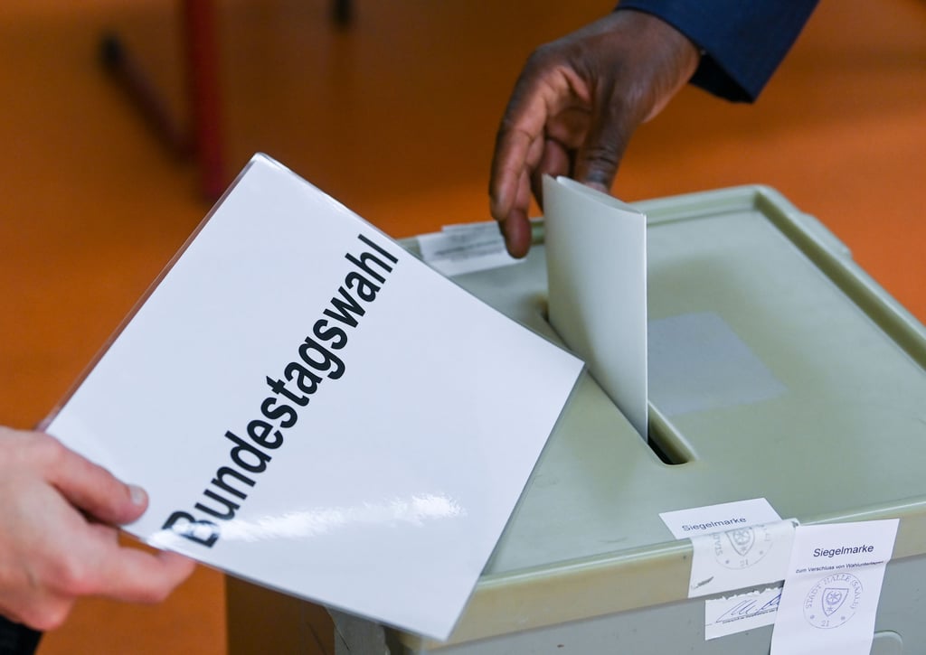 Die Bundestagswahlergebnisse in Halle der etablierten Parteien haben sich seit 1990 stark gewandelt.