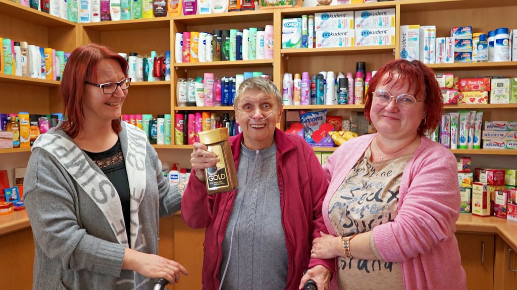 Karola Meyer ist überglücklich, mal wieder ihren Lieblingskafee zu trinken. Das freut auch die Leiterinnen Sarah Hellmich und Petra Kunkel.
