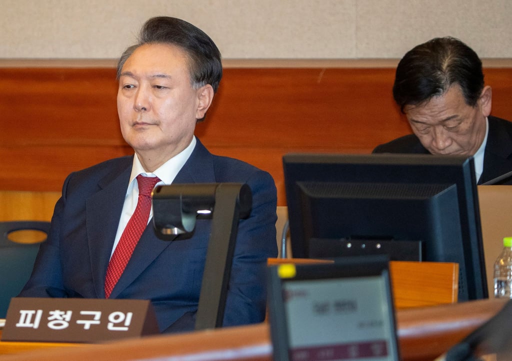 Laut der südkoreanischen Nachrichtenagentur Yonhap hat ein Gericht in Seoul den Haftbefeh gegen den suspendierten Präsidenten Yoon Suk Yeol aufgehoben.