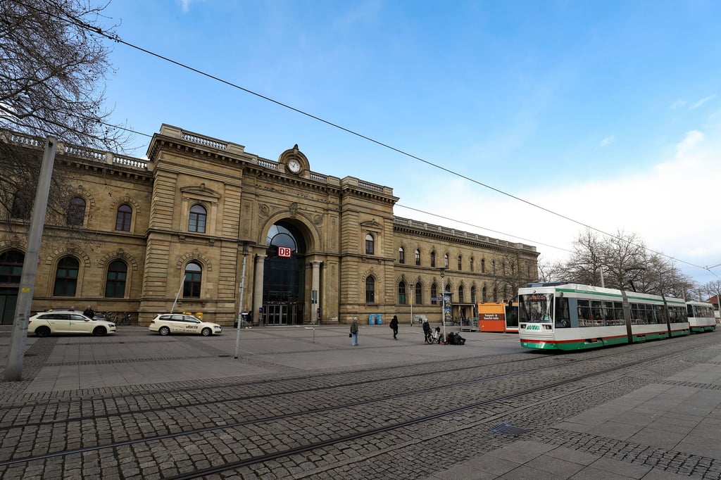 Nachdem er wegen eines Haftbefehls am Magdeburger Hauptbahnhof festgenommen wurde, erhielt ein Mann ungewöhnliche Hilfe von seinem Chef.