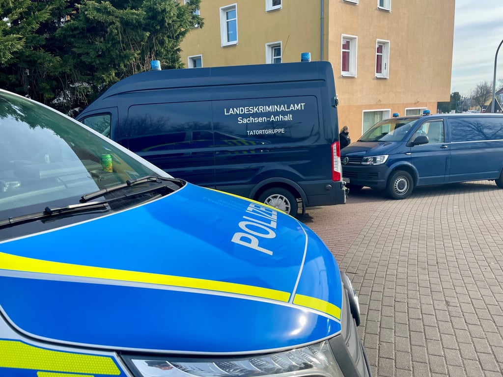 In Schönebeck kam es am Freitag zu einem SEK-Einsatz. Ein Mann wurde tödlich verletzt. Am Tatort in Schönebeck sind die Ermittler auch am Morgen immer noch im Einsatz.