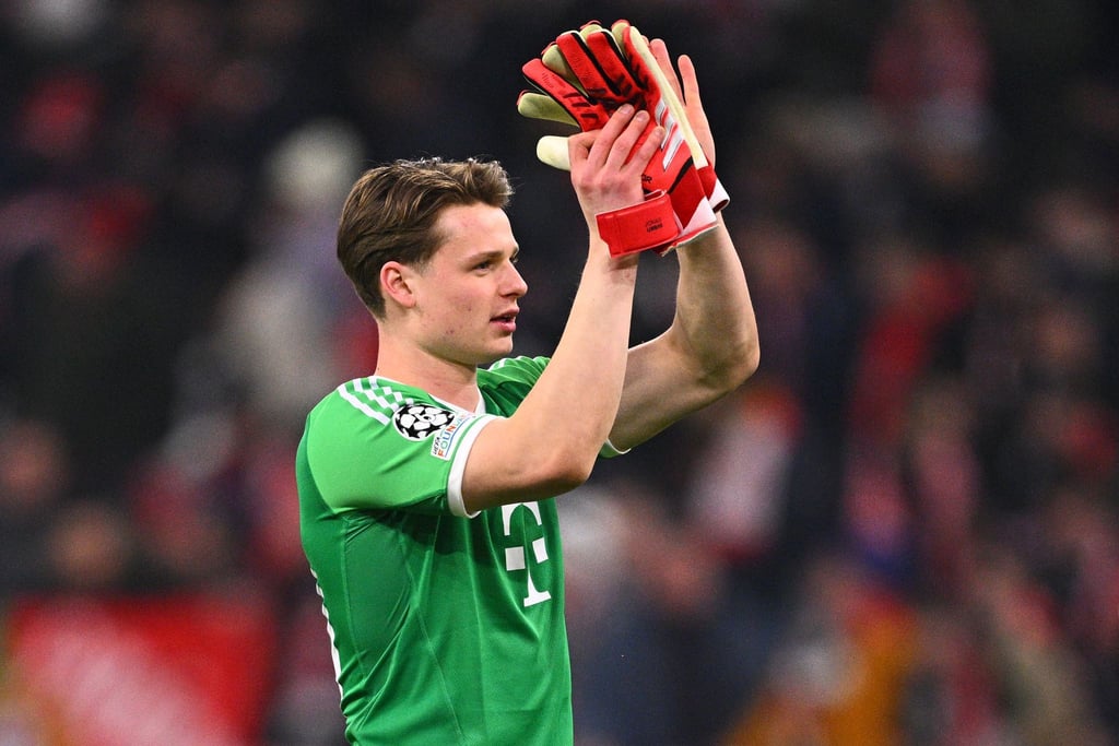 Torwart Jonas Urbig bedankt sich nach seinem Champions-League-Debüt bei den Bayern-Fans.